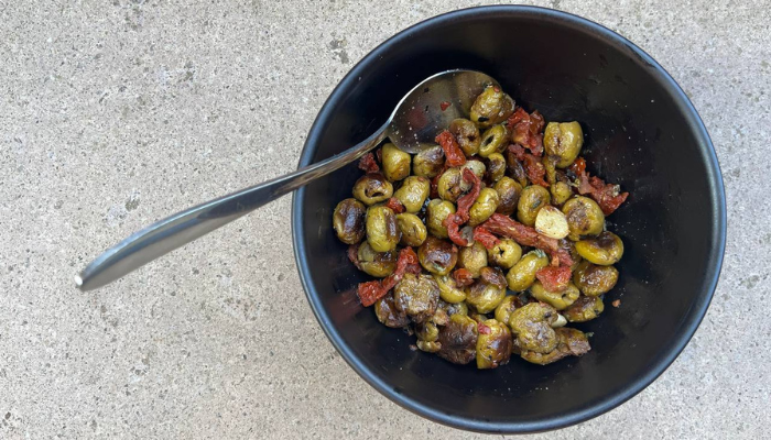 маслини, маслини със сушени домати, рецепти с маслини, печени маслини, маслини на тиган