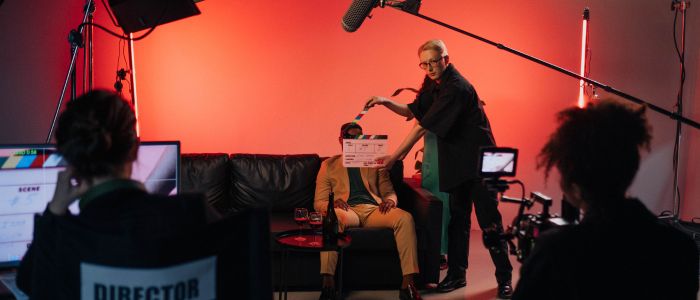 Как се различава актьорската игра пред камера от тази на сцената?